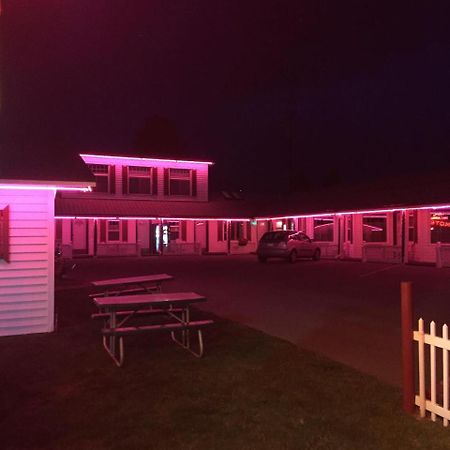 Trail Riders Motel กรานบี ภายนอก รูปภาพ