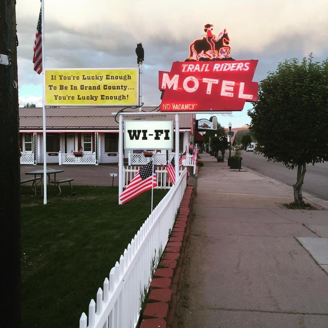 Trail Riders Motel กรานบี ภายนอก รูปภาพ