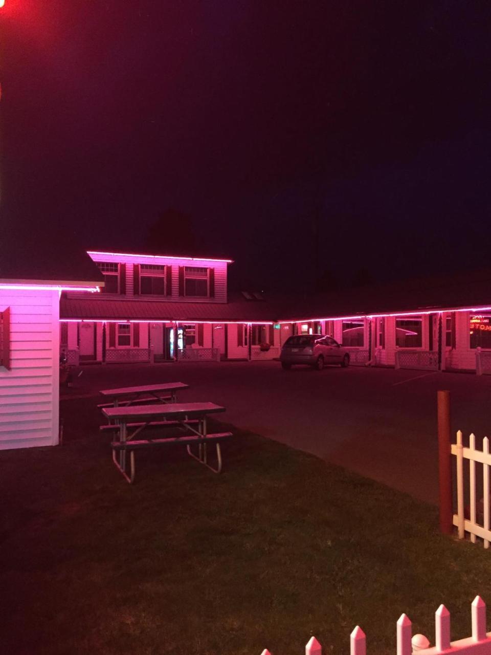 Trail Riders Motel กรานบี ภายนอก รูปภาพ